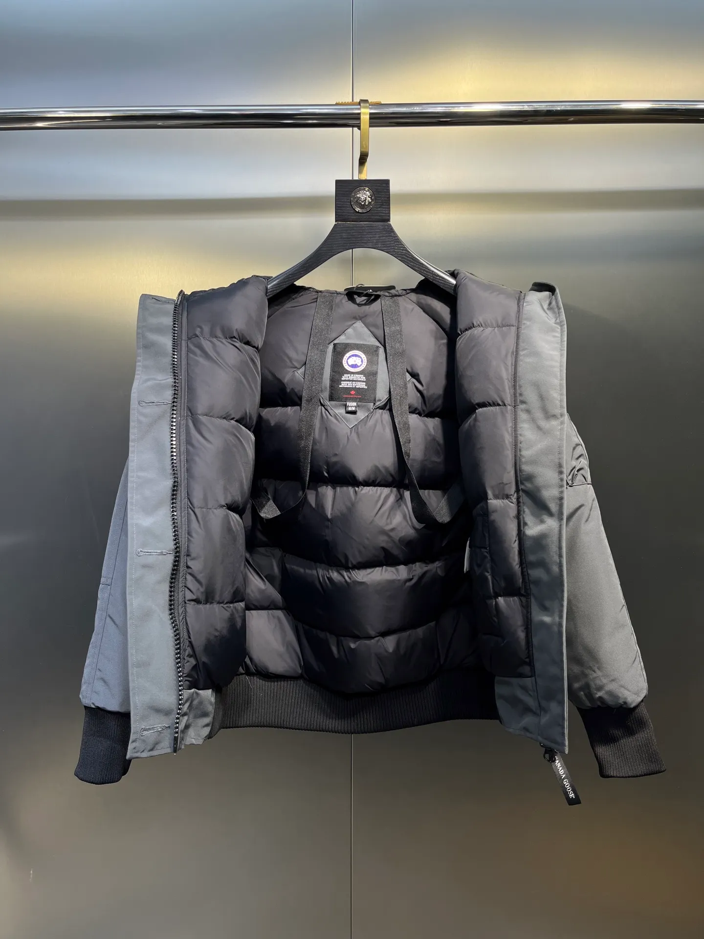 P780 CANADA GOOES 02 model (graphite gray) Chilliwa bomber jacket 02 model, chosen by Arctic and Antarctic scientific expedition teams as cold-proof equipment, the Rolls-Royce of down jackets. ➖ Industry-leading anti-counterfeiting chip sensing. ➖ Imported Behringer embroidery machines and customized embroidery labels, the highest level and industry leading. ➖ Imported Korean 21-count polyester-cotton blended original fabric, TC85 waterproof coated fabric, water-repellent, windproof and wear-resistant. ➖ The new national standard 80 white duck down is filled with an average of 520 grams of down. The amount of down filled is industry-leading. ➖ 100% nylon lon lining with double double-layer sealing design to prevent velvet running, seamless thread design on cuffs! ➖ Western Canadian Green Wolf Collar. ➖ Yoshida YKK provides original factory-customized electroplated sliders. YKK two-way lockable zippers are tight and smooth and do not peel off paint. ➖ 3M composite Velcro is durable and the accessories and hardware are all custom-made. Note: Our copywriting is only simple and clear. Instead of bragging about the copywriting, it is better to compare and understand with samples. Only for the purest, most focused, most professional, highest quality, and highest sex!  size：xs-xl